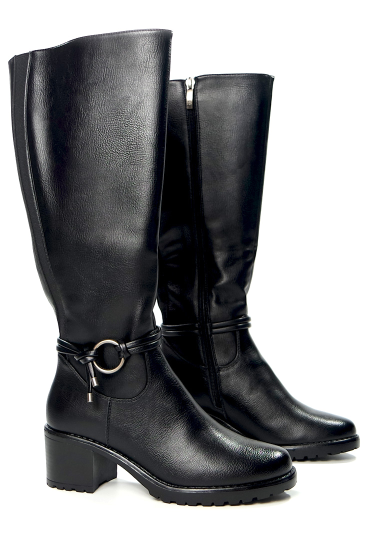 czarne długie kozaki z błyszczącą klamrą