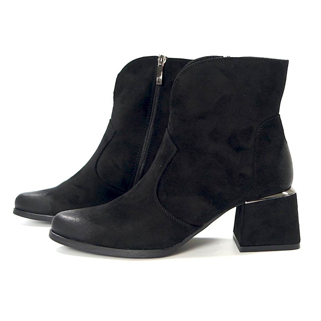 czarne zamszowe botki z ozdobą na obcasie