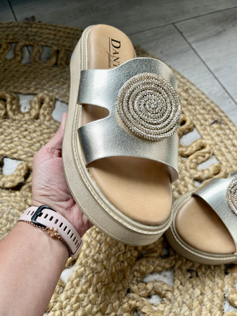 Damskie złote klapki na koturnie platformie