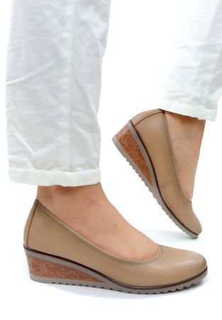 Damskie beżowe czółenka koturn Potocki