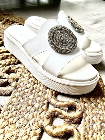 Damskie białe klapki na koturnie platformie