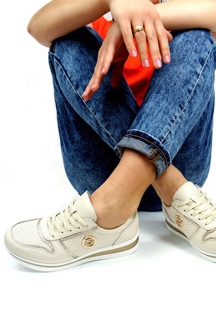 Damskie beżowe skórzane obuwie sportowe koturn