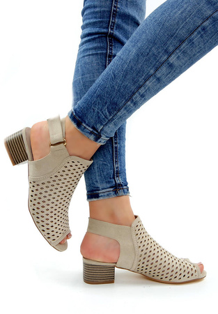 Damskie beżowe zabudowane sandały klocek