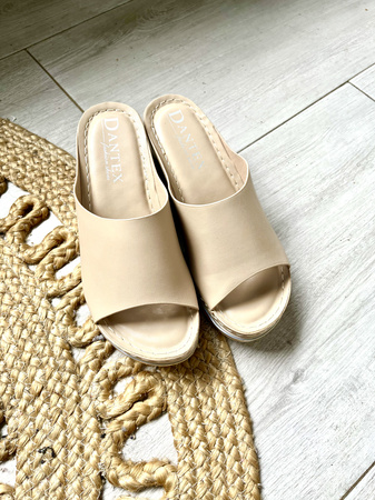 Damskie beżowe klapki na koturnie