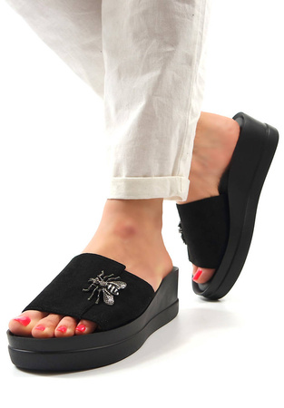 DAMSKIE CZARNE KLAPKI NA KOTURNIE