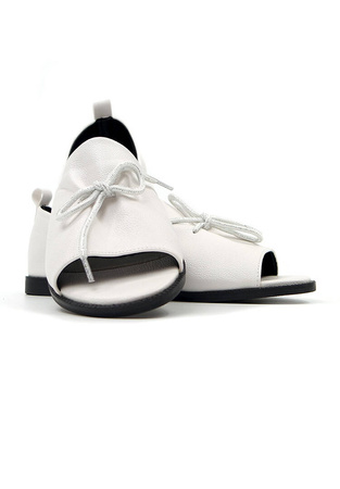 Damskie białe płaskie zabudowane sandały saszki