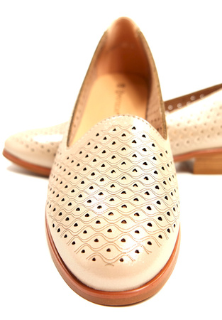 Damskie beżowe półbuty czółenka ażurowe na klocku Potocki