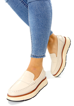 Damskie beżowe wciągane klasyczne mokasyny na koturnie ze skóry