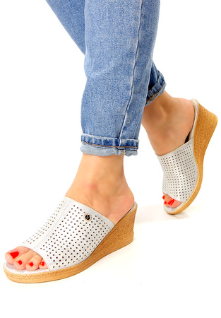 Damskie srebrne klapki ażurowe na wyższym koturnie