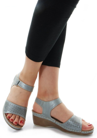 DAMSKIE SREBRNE SANDAŁY NA NIŻSZYM KOTURNIE