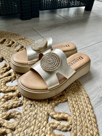 Damskie złote klapki na koturnie platformie