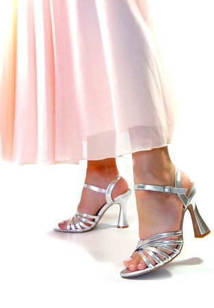 Damskie srebrne wygodne sandały na modnym kielichowym słupku z paskami