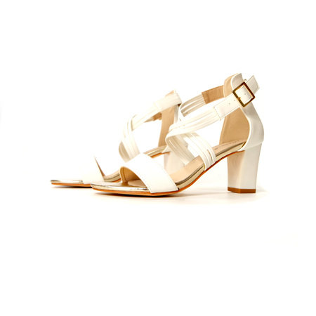 Damskie białe sandały zakryta pięta słupek