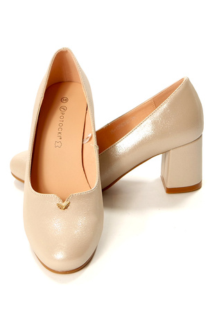 Damskie beżowe klasyczne czółenka szeroki słupek