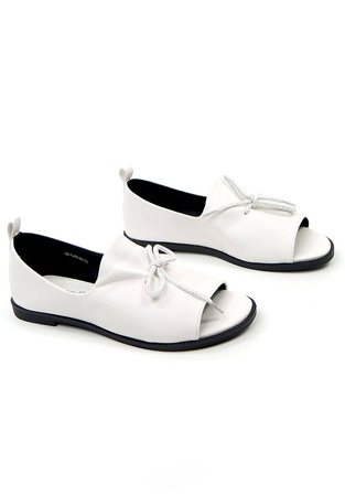 Damskie białe płaskie zabudowane sandały saszki