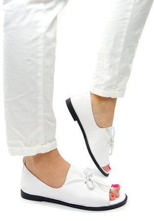 Damskie białe płaskie zabudowane sandały saszki