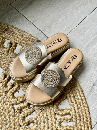 Damskie złote klapki na koturnie platformie