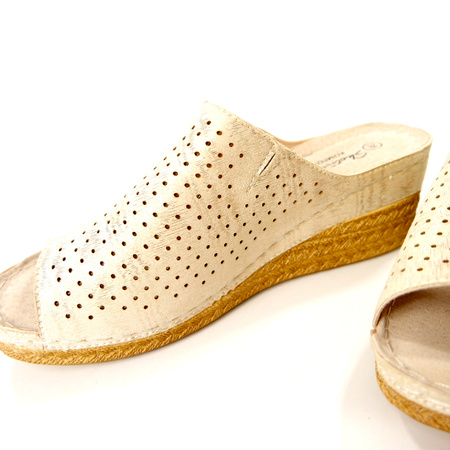 Damskie złote klapki ażurowe na niższym koturnie