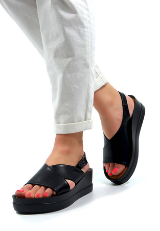 Damskie czarne sandały koturn