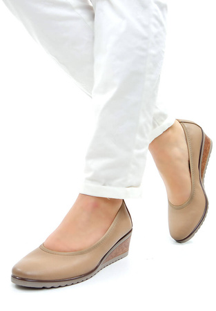 Damskie beżowe czółenka koturn Potocki