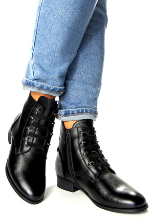 Damskie czarne krótkie botki na na niskiej podeszwie Potocki