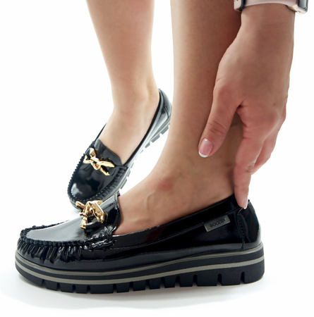 Damskie czarne mokasyny z łańcuchem
