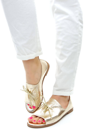 Damskie złote płaskie zabudowane sandały saszki