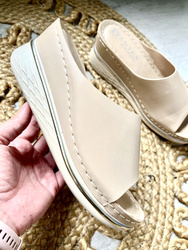 Damskie beżowe klapki na koturnie