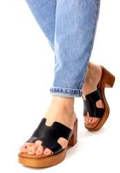 Damskie czarne klapki na słupku i platformie Potocki