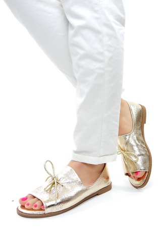 Damskie złote płaskie zabudowane sandały saszki