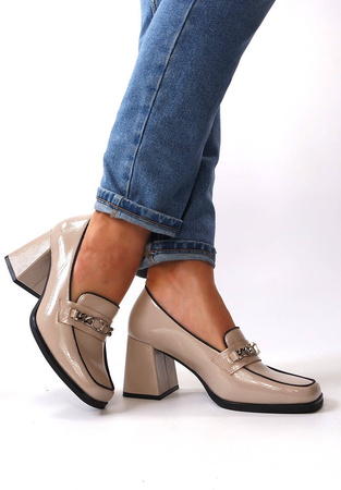 Damskie beżowe lakierowane półbuty wysoki słupek Potocki