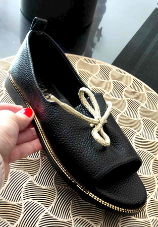 Damskie czarne niskie sandały saszki