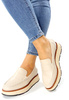 Damskie beżowe wciągane klasyczne mokasyny na koturnie ze skóry