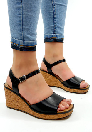 Damskie czarne sandały na koturnie