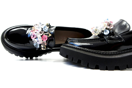 Damskie czarne lakierowane półbuty z kamieniami