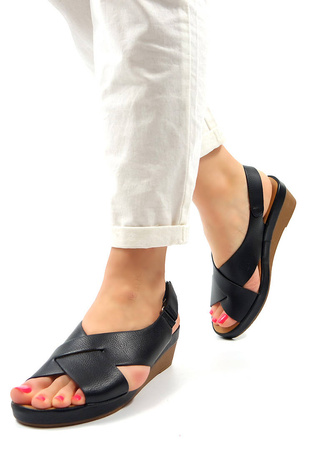 Damskie czarne sandały koturn