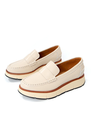 Damskie beżowe wciągane klasyczne mokasyny na koturnie ze skóry