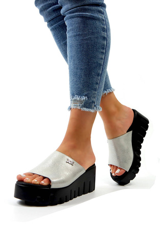 Damskie srebrne klapki na koturnie