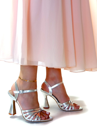 Damskie srebrne wygodne sandały na modnym kielichowym słupku z paskami