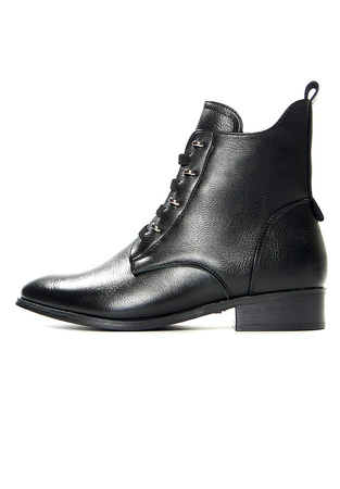 Damskie czarne krótkie botki na na niskiej podeszwie Potocki