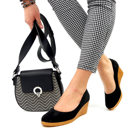 Damskie czarne czółenka koturn