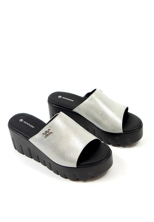 Damskie srebrne klapki na koturnie