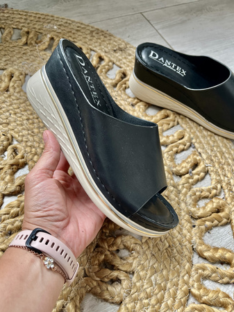 Damskie czarne klapki na koturnie