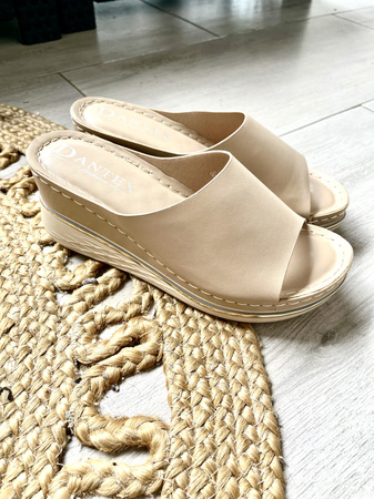 Damskie beżowe klapki na koturnie