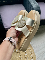 Damskie złote klapki na koturnie platformie