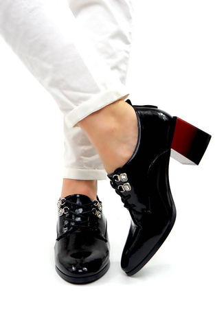 Damskie czarne półbuty klocek lakier wiązane Potocki