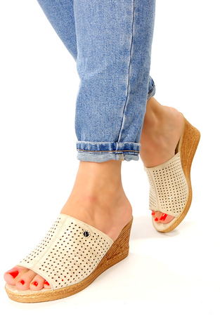 Damskie złote klapki ażurowe na wyższym koturnie