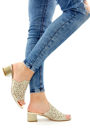 Damskie złote klapki na obcasie klocku