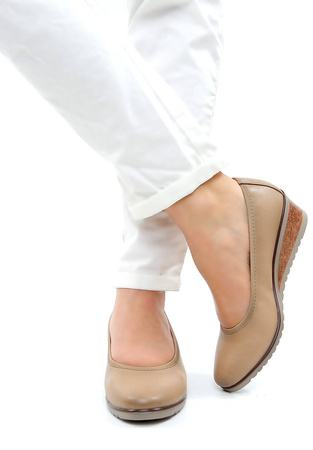 Damskie beżowe czółenka koturn Potocki