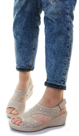 DAMSKIE BEŻOWE SANDAŁY NA KOTURNIE